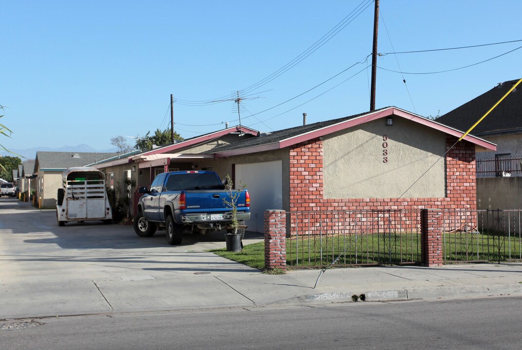 5033 Clara St in Bell, CA - Foto de edificio