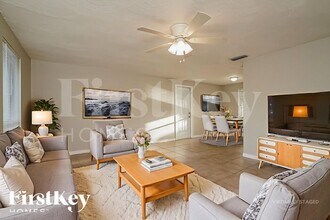 2582 Lake View Blvd in Port Charlotte, FL - Building Photo - Building Photo