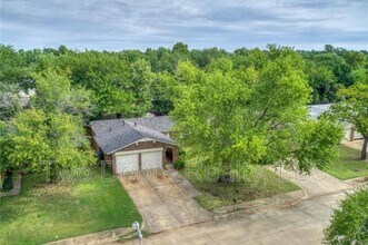 801 Robin Hill Rd in Edmond, OK - Building Photo - Building Photo