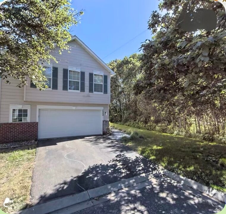 7354 Windsor Dr N in Shakopee, MN - Building Photo