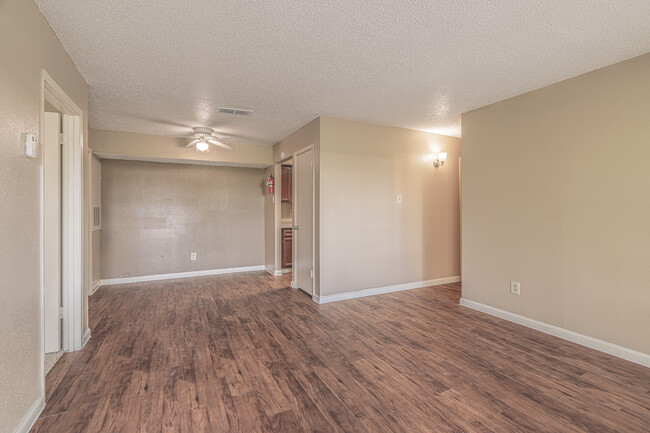 Fountain Woods in Beaumont, TX - Building Photo - Interior Photo