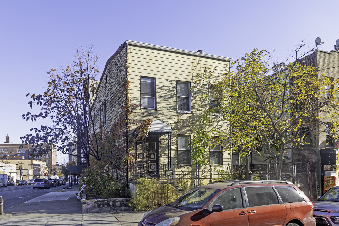 2090 Arthur Ave in Bronx, NY - Building Photo