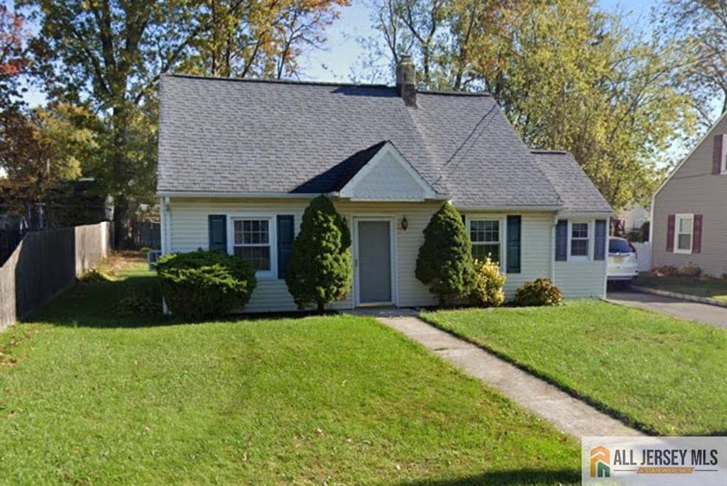39 Hillcrest Ave in Edison, NJ - Building Photo