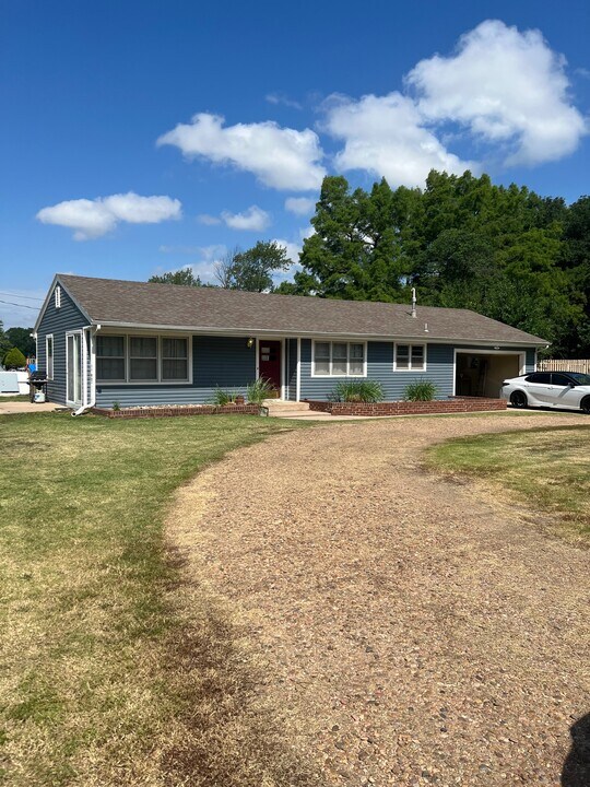3119 N Halstead St in Hutchinson, KS - Building Photo