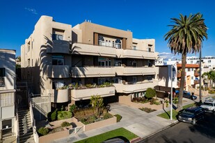 4943 Rosewood Ave in Los Angeles, CA - Building Photo