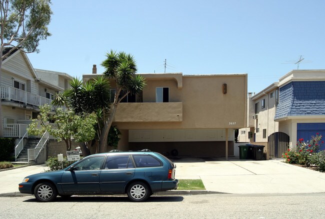 3657 Dunn Dr in Los Angeles, CA - Foto de edificio - Building Photo