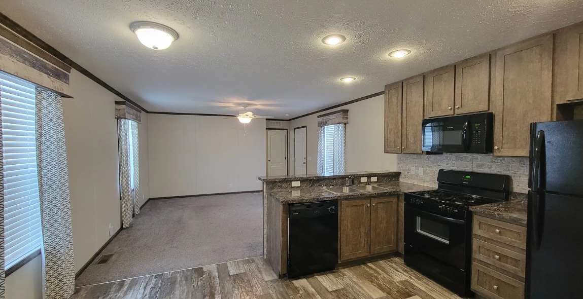 204 Birch Ln in Columbus, MI - Foto de edificio