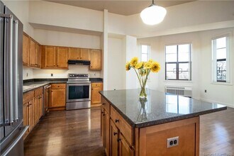 15 Dinah Rd in West Hartford, CT - Building Photo - Building Photo