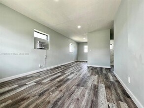 529 NW 5th St-Unit -8 in Hallandale Beach, FL - Building Photo - Building Photo