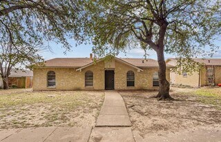 2918 Pinewood Dr in Garland, TX - Building Photo