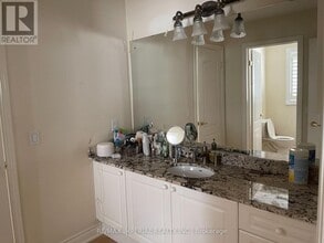 21 Ormsby Ct in Richmond Hill, ON - Building Photo - Building Photo