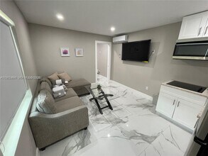 4910 SW 28th Terrace in Fort Lauderdale, FL - Building Photo - Building Photo