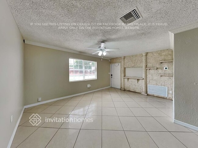 1261 NW 202nd St in Miami, FL - Foto de edificio - Building Photo