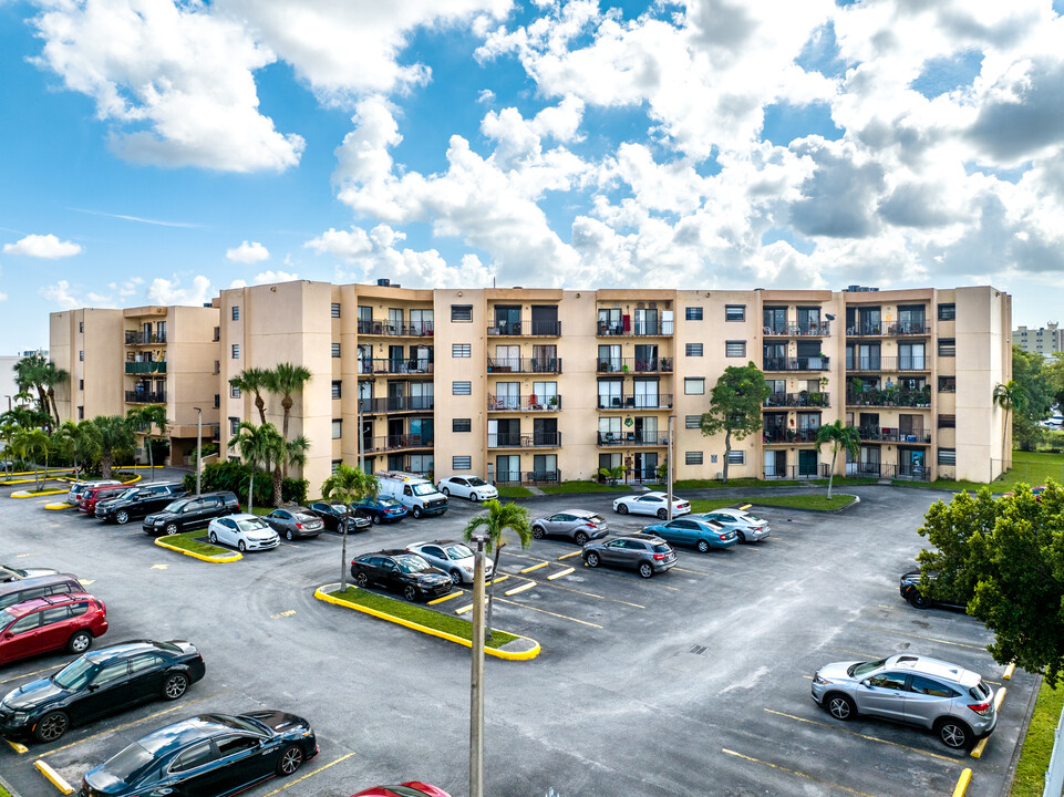 Versailles Plaza Condominium in Hialeah, FL - Building Photo