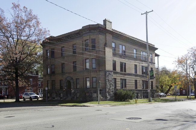 447 W Walnut in Kalamazoo, MI - Foto de edificio - Building Photo