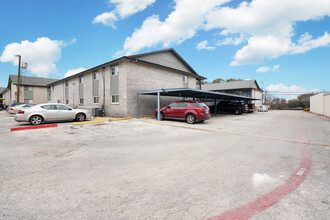 Garden Oaks Apatments in Universal City, TX - Foto de edificio - Building Photo