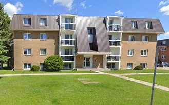 31 Centennial St in Regina, SK - Building Photo