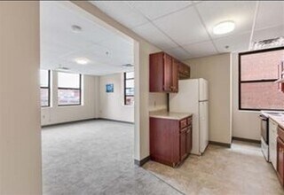 1015 Elm St in Manchester, NH - Building Photo - Building Photo