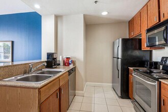 925 Common St in New Orleans, LA - Foto de edificio - Building Photo