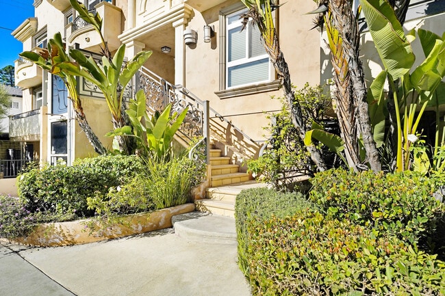 11323 Huston St in North Hollywood, CA - Building Photo - Building Photo