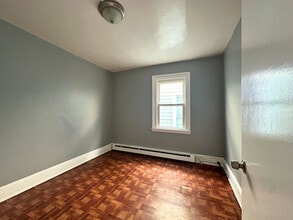 61 Hasbrouck St, Unit 2 in Newburgh, NY - Foto de edificio - Building Photo