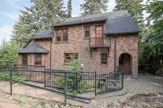 975 NE B St in Pullman, WA - Foto de edificio - Building Photo