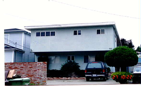 3939 Midvale Ave in Oakland, CA - Building Photo - Building Photo