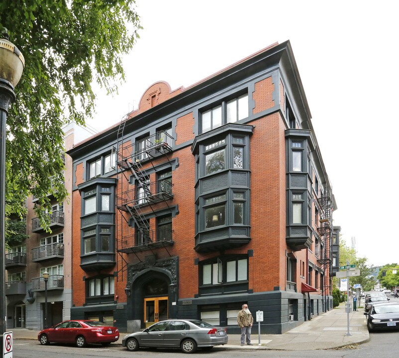 Cumberland Apartments in Portland, OR - Building Photo
