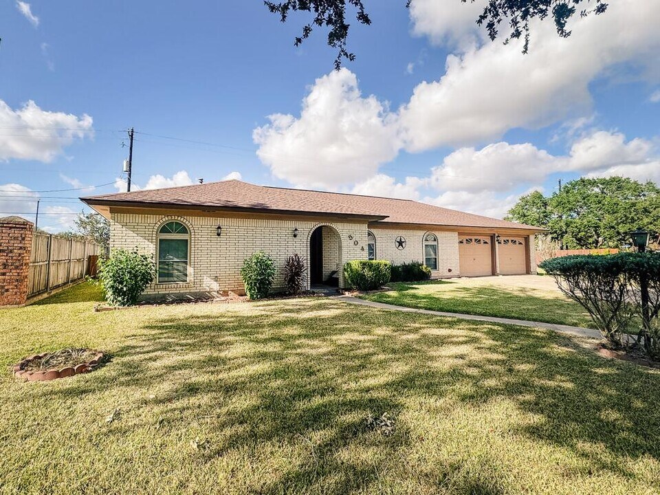 504 Berkshire Ln in Victoria, TX - Building Photo