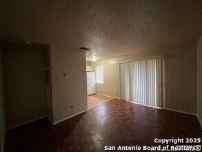 300 Moursund Blvd in San Antonio, TX - Foto de edificio - Building Photo