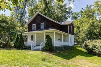 192 Woodhull Rd in Huntington, NY - Building Photo - Building Photo