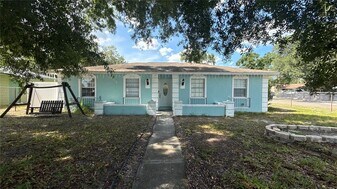 8106 Wichita Way in Tampa, FL - Building Photo