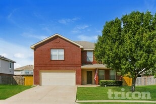 211 Meagan St in Waxahachie, TX - Building Photo