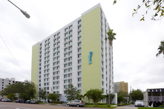 540 Town Center in St. Petersburg, FL - Foto de edificio - Building Photo