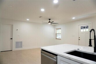 240 W Palmetto Ave in DeLand, FL - Building Photo - Building Photo