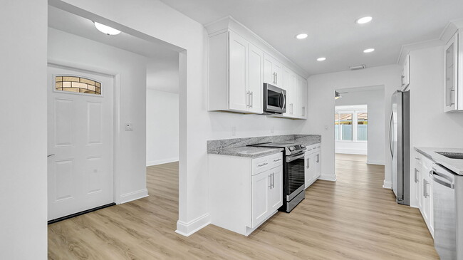 2141 NE 63rd Ct in Fort Lauderdale, FL - Foto de edificio - Building Photo