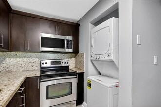 10000 NW 80th Ct in Hialeah Gardens, FL - Building Photo - Building Photo