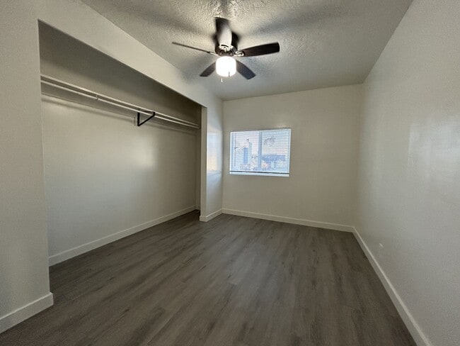 951 N Redwood Rd, Unit #4 in Salt Lake City, UT - Foto de edificio - Building Photo