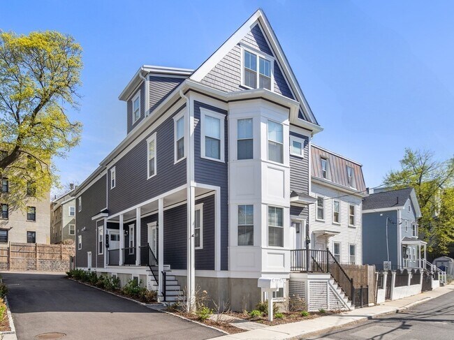 14 Ennis Rd, Unit r in Boston, MA - Foto de edificio - Building Photo