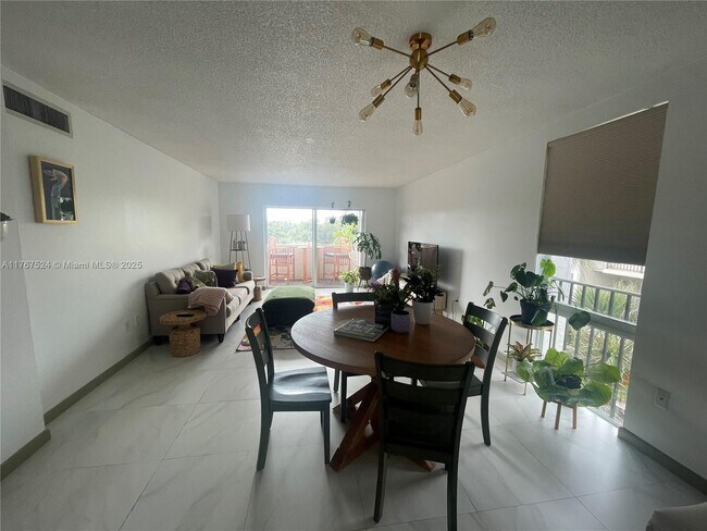 6902 N Kendall Dr, Unit E401 in Pinecrest, FL - Foto de edificio - Building Photo