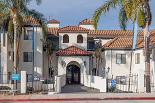Ocean Elements at Villa del Sol Apartments in Long Beach, CA - Building Photo
