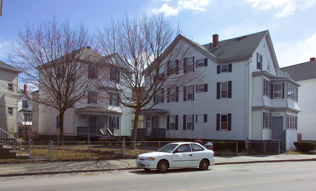 1200-1210 S Main St in Fall River, MA - Foto de edificio - Building Photo