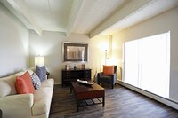 2BR, 1BA - 890 SF - Monaco South Apartamentos in Denver, Colorado