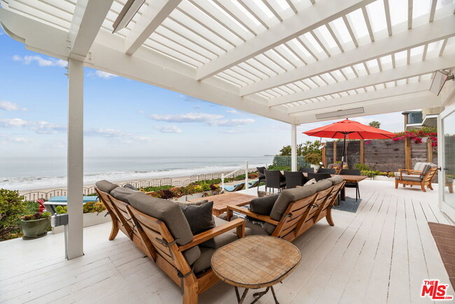 22416 Pacific Coast Hwy in Malibu, CA - Building Photo - Building Photo