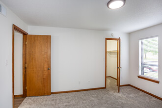 Broadway Village Apartments in Columbia, MO - Building Photo - Interior Photo