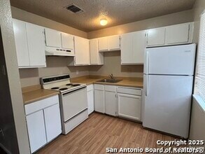 300 Moursund Blvd in San Antonio, TX - Foto de edificio - Building Photo