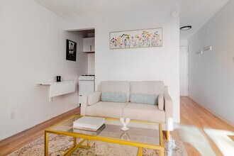 328 W 11th St in New York, NY - Building Photo - Building Photo