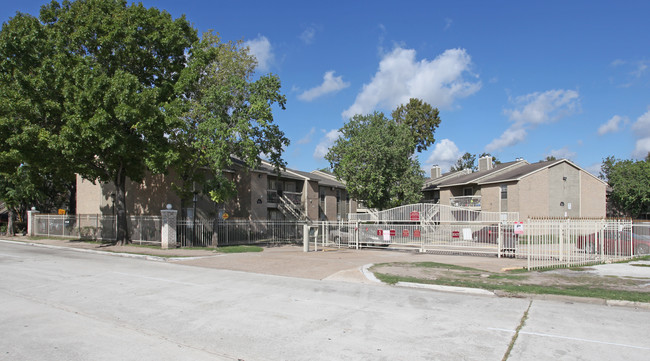 One Camden Court in Houston, TX - Building Photo - Building Photo