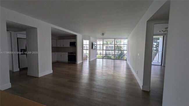 851 Three Islands Boulevard in Hallandale Beach, FL - Building Photo - Building Photo