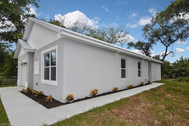 3310 Bassie Ct in Ft. Myers, FL - Building Photo - Building Photo